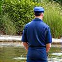 Professionista che esegue manutenzione su un giardino d'acqua